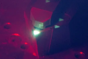 Abstrakte Aufnahme in Rot mit Lichteffekten und unscharfen geometrischen Formen.