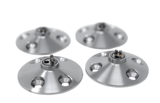 Vier metallische Lampensockel auf weißem Hintergrund, zwei im Vordergrund fokussiert.