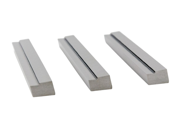 Drei parallele Magnetleisten in silberner Farbe auf schwarzem Hintergrund.