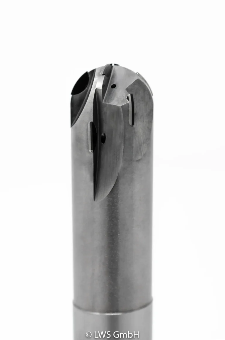 Nahaufnahme eines metallischen Werkzeugkopfes für Präzisionsmaschinen auf weißem Hintergrund.