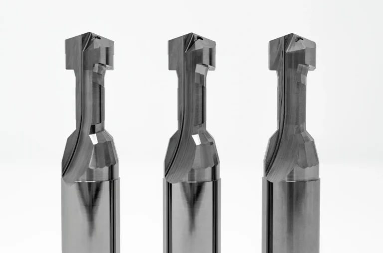 Drei hochpräzise Metallfräsköpfe auf weißem Hintergrund in Nahaufnahme.
