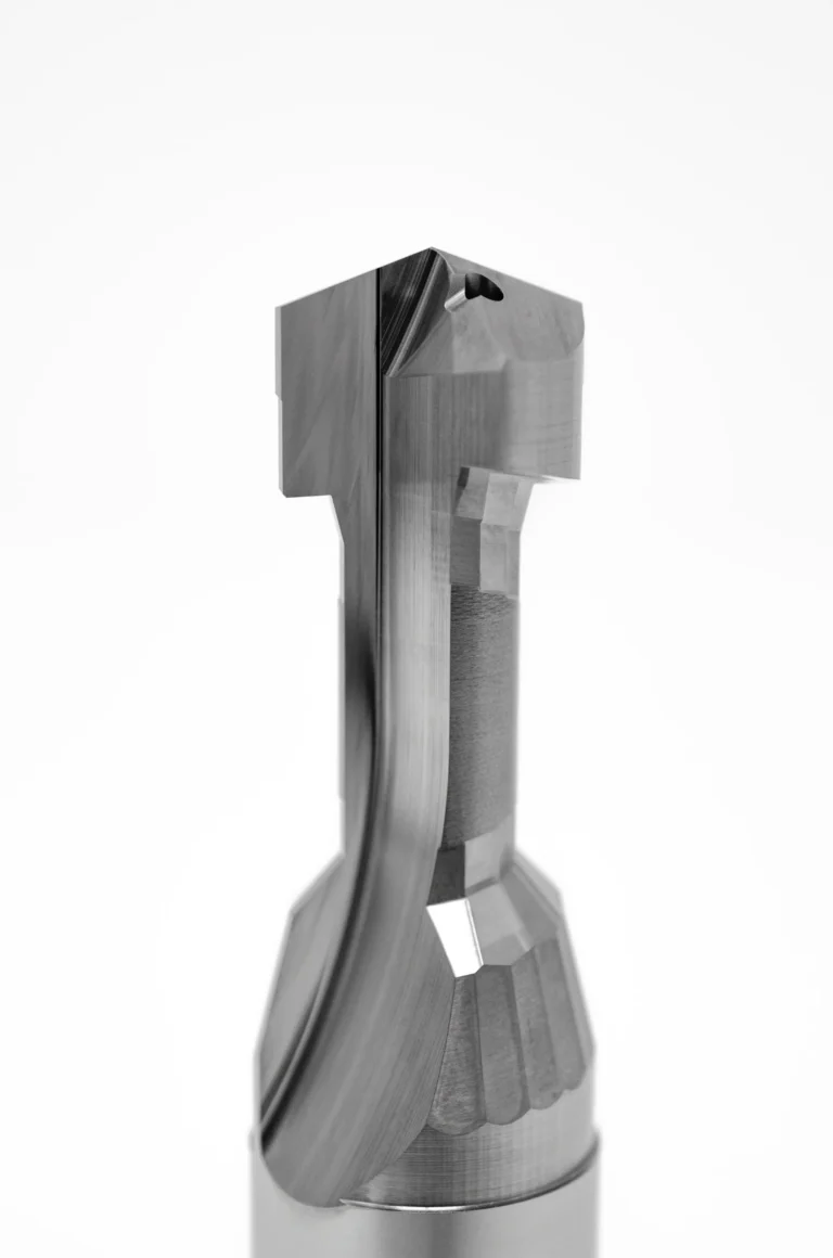 Metallisches Skulptur in Form der Ziffer 1 mit reflektierender Oberfläche auf weißem Hintergrund.