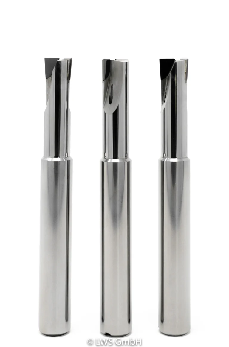 Drei vertikale, polierte Metallrohre mit Schlitz und Öffnung auf weißem Hintergrund.