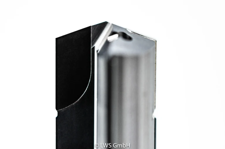 Nahaufnahme eines Aluminiumprofils mit scharfem Fokus auf die Kante.