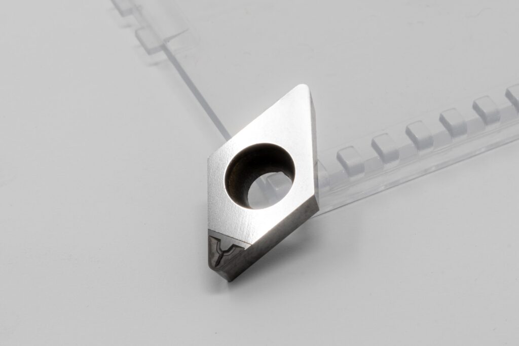 Silberner Schneidkopf eines Kabelröders auf weißem Hintergrund.