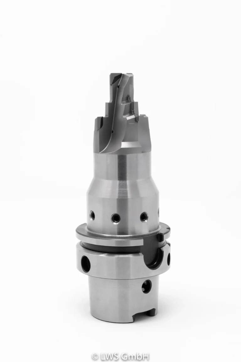 Ein präzisionsgefertigtes Metallwerkzeug auf weißem Hintergrund.